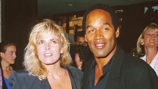 Nicole Brown Simpson Sisters Emotionally Re Examine Her Death in New Doc