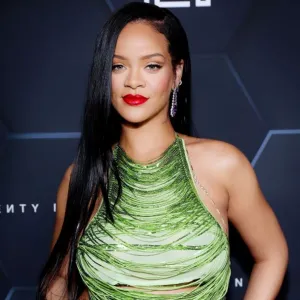 Rihanna shows off body after plastic surgery confession