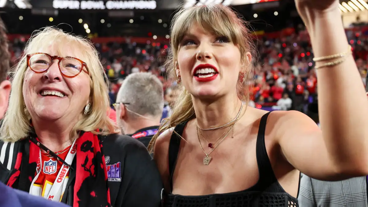 Taylor Swift Donna Kelce Phone Case