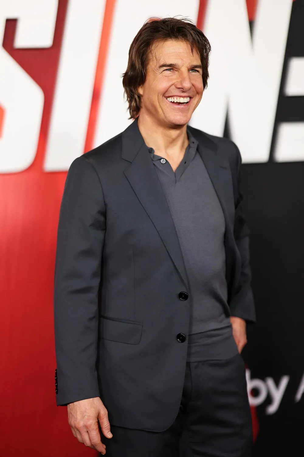 Tom Cruise Exchanges Friendship Bracelets With Fans During Taylor Swifts 2nd London Concert