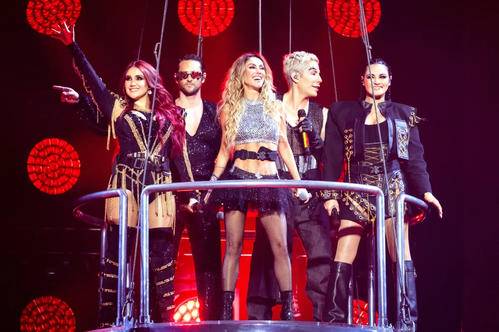 Dulce Mar&iacute;a, Christopher von Uckermann, Anah&iacute;, Christian Ch&aacute;vez y Maite Perroni de RBD en su gira de 2023.