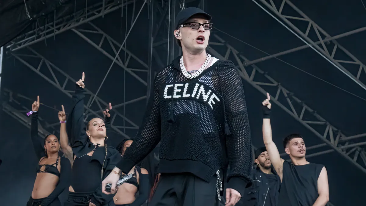 Peso Pluma actúa en el Governor's Ball en NY