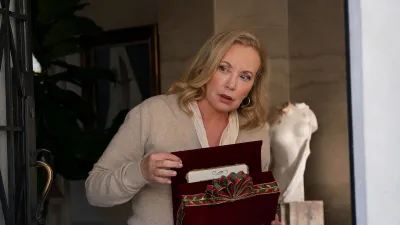 J Smith Cameron Calls Hacks Casting A Dream Come True Hopes Kathy Isn t Gone for Good 458