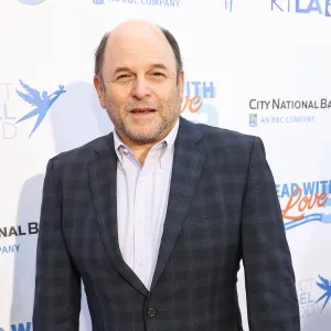 Jason Alexander Gushes Over Being a Grandfather He s Got Me Around His Finger 943