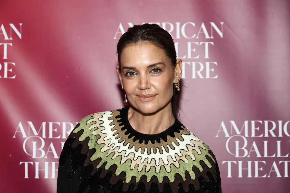 Katie Holmes Has No Idea There&rsquo;s a &lsquo;Dawson&rsquo;s Creek&rsquo; WhatsApp Group