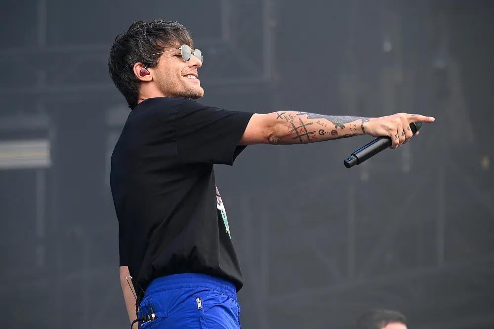 One Direction&rsquo;s Louis Tomlinson Brought a TV to Glastonbury to Watch a Soccer Match