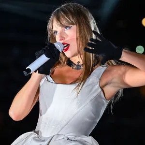 Buckingham Palace Changing of the Guard Taylor Swift