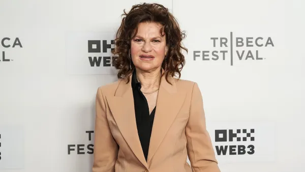 Sandra Bernhard Apologizes to Morgan Fairchild for Not Being Nice on ‘Roseanne’