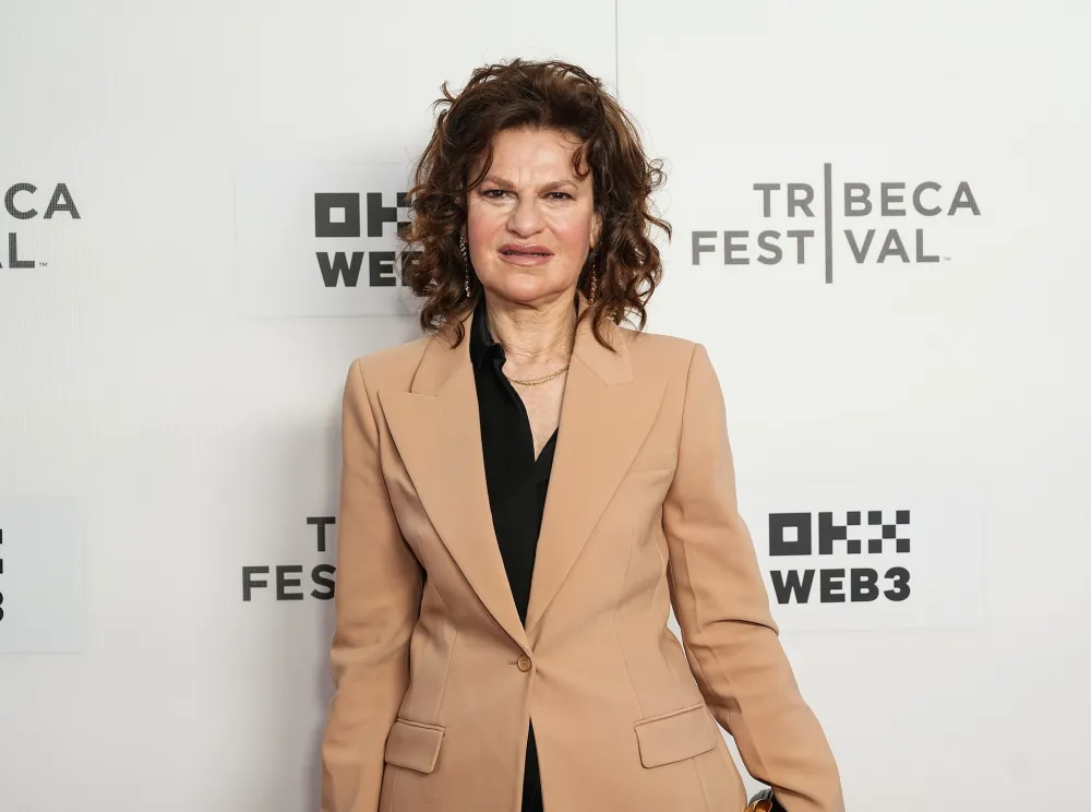 Sandra Bernhard Apologizes to Morgan Fairchild for Not Being Nice on &lsquo;Roseanne&rsquo;