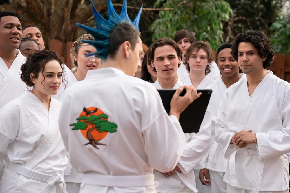 Jacob Bertrand de Cobra Kai dice que esperemos un mont&oacute;n de drama amoroso en la temporada 6: 'Est&aacute; al m&aacute;ximo'