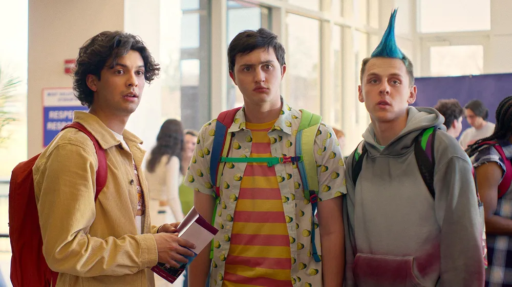 Jacob Bertrand de Cobra Kai dice que esperemos un mont&oacute;n de drama amoroso en la temporada 6: 'Est&aacute; al m&aacute;ximo'