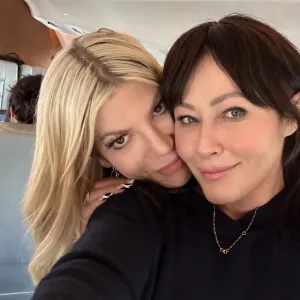Feature Tori Spelling Pays Tribute to Shannen Doherty