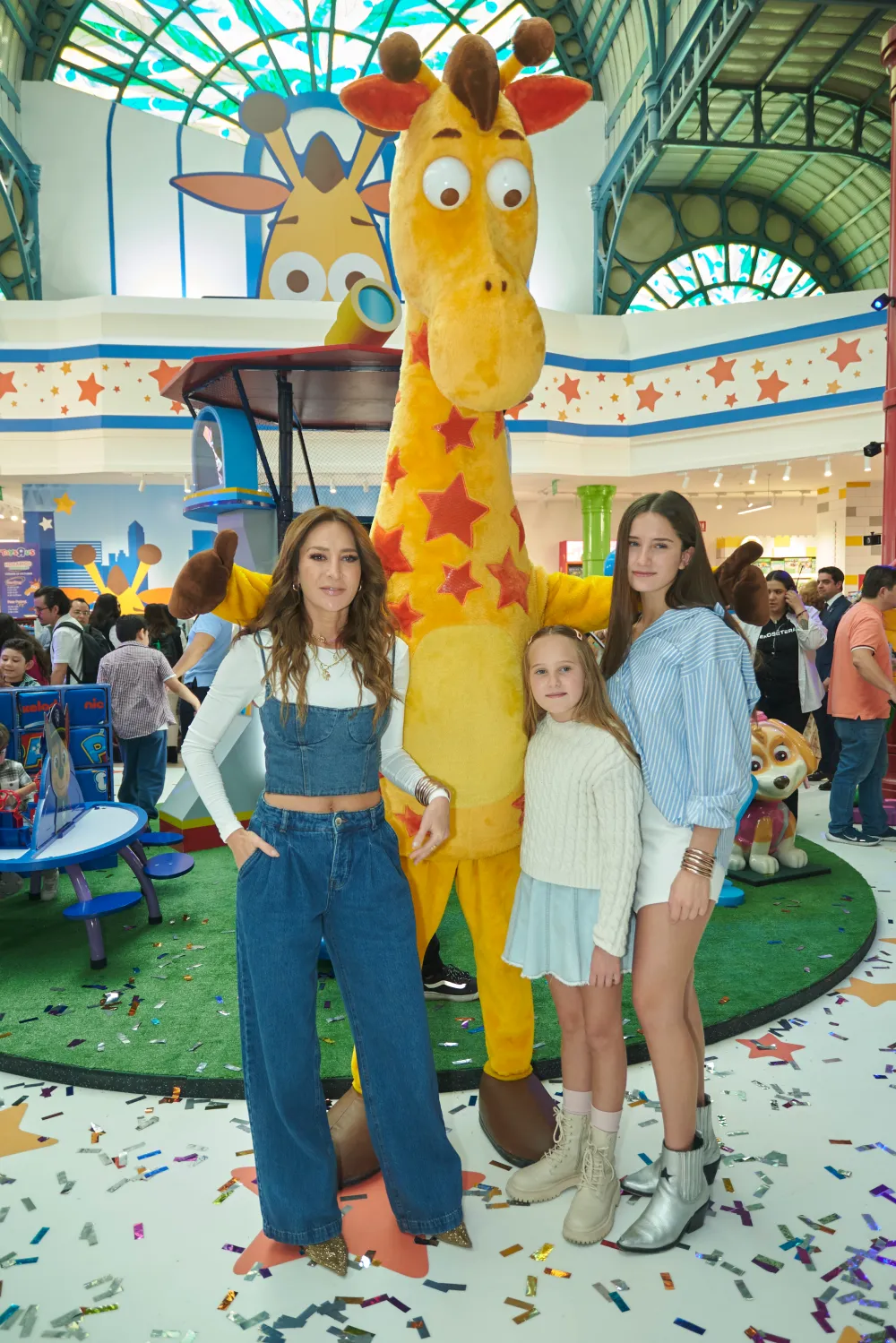 Geraldine Baz&aacute;n y sus hijas Elissa Marie y Alexa Miranda