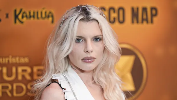 Las Culturistas Culture Awards, Julia Fox