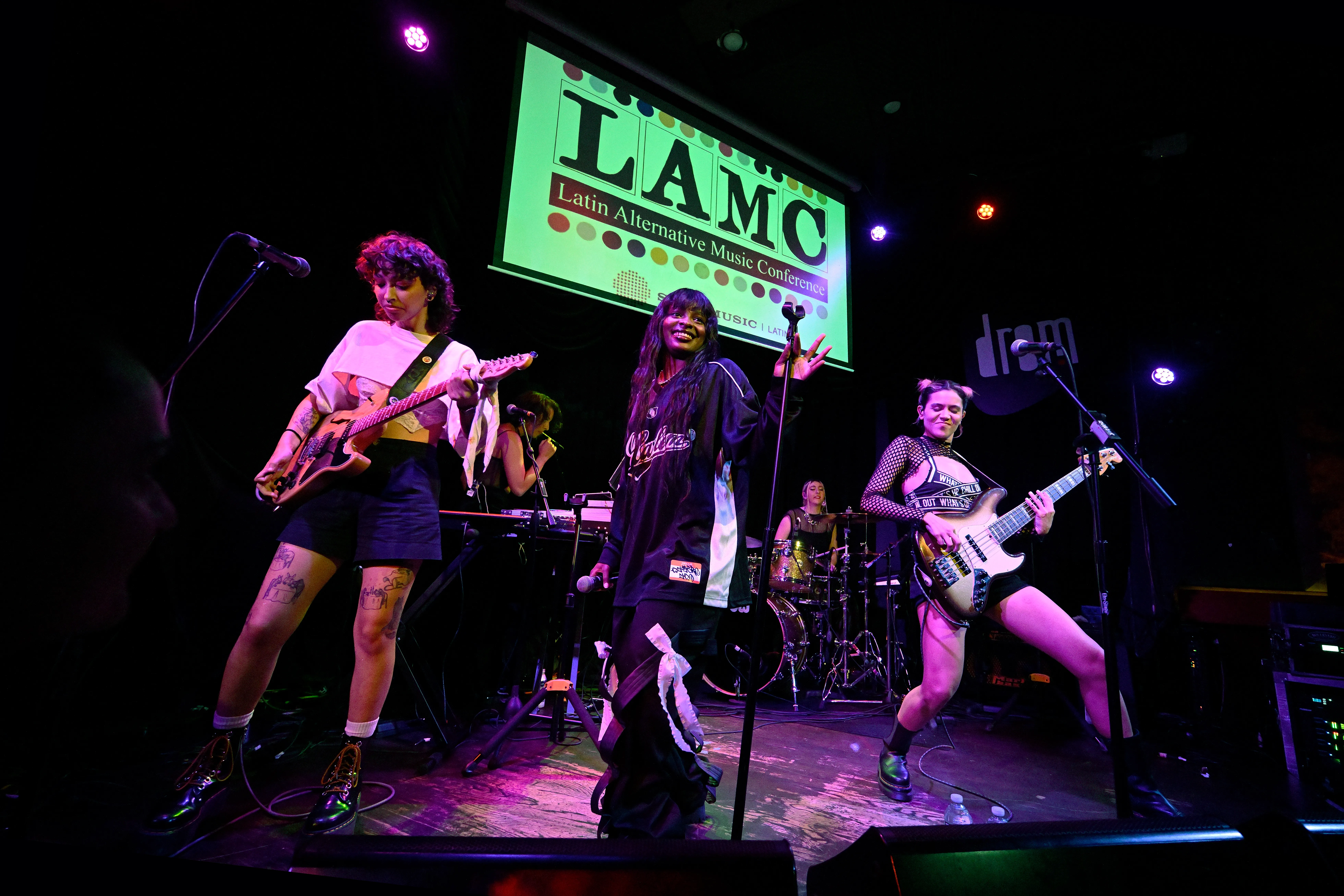 Ceci, Vedala y Aldana, integrantes de DARUMAS en el LAMC: Sony Music Latin Showcase, en Nueva York.