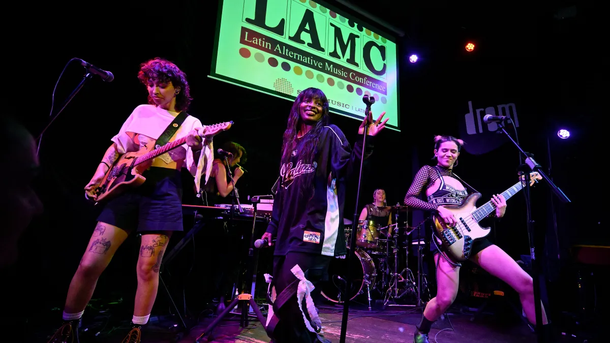 Ceci, Vedala y Aldana, integrantes de DARUMAS en el LAMC: Sony Music Latin Showcase, en Nueva York.