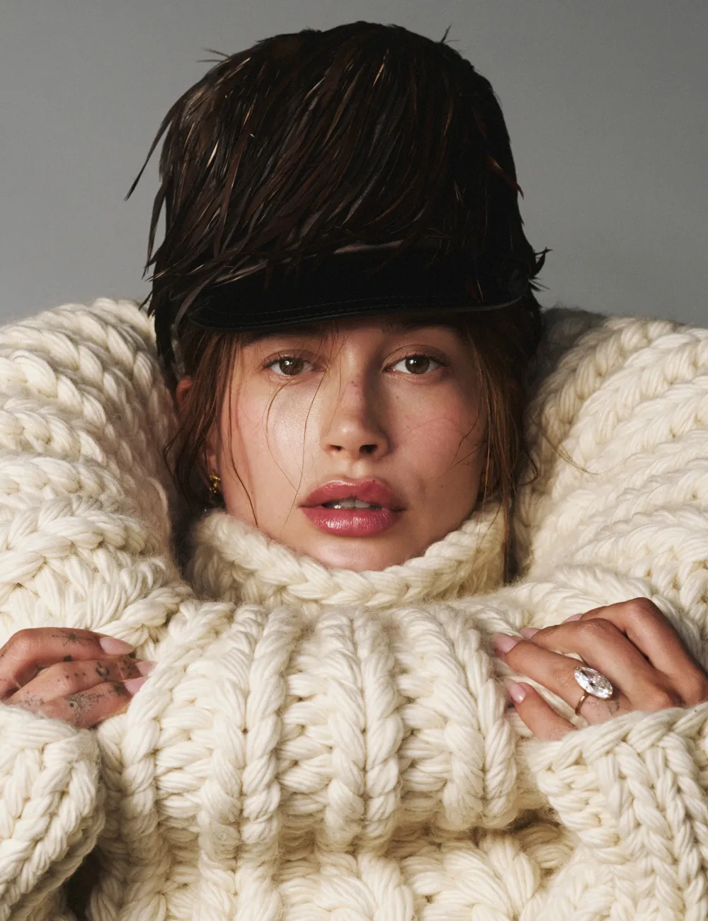 Hailey Bieber aclara que su nuevo anillo de Justin es solo 1 quilate m&aacute;s grande