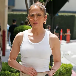 JLo Takes Car Ride With Ben Afflecks Daughter Violet