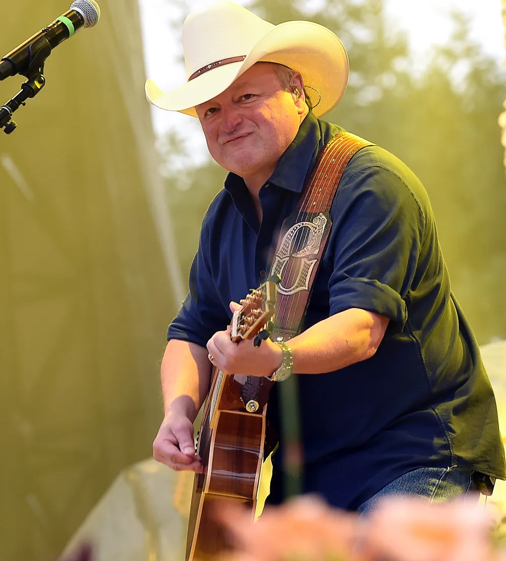 Country Singer Mark Chesnutt Announces October Return to Stage After Emergency Heart Surgery