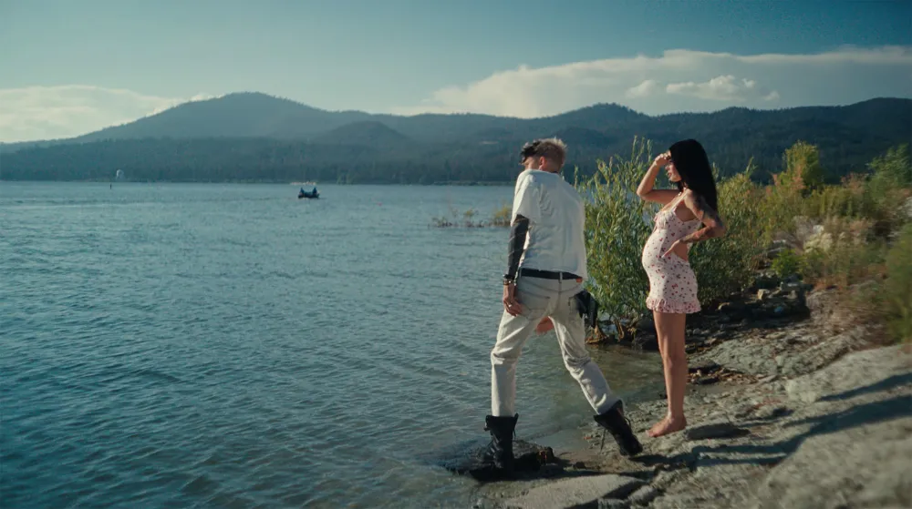 Megan Fox llama la atenci&oacute;n con vientre de embarazo en el nuevo video musical de Machine Gun Kelly