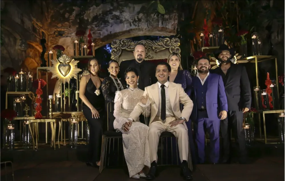 La familia Aguilar y los Nodal con los novios, &Aacute;ngela Aguilar y Christian Nodal