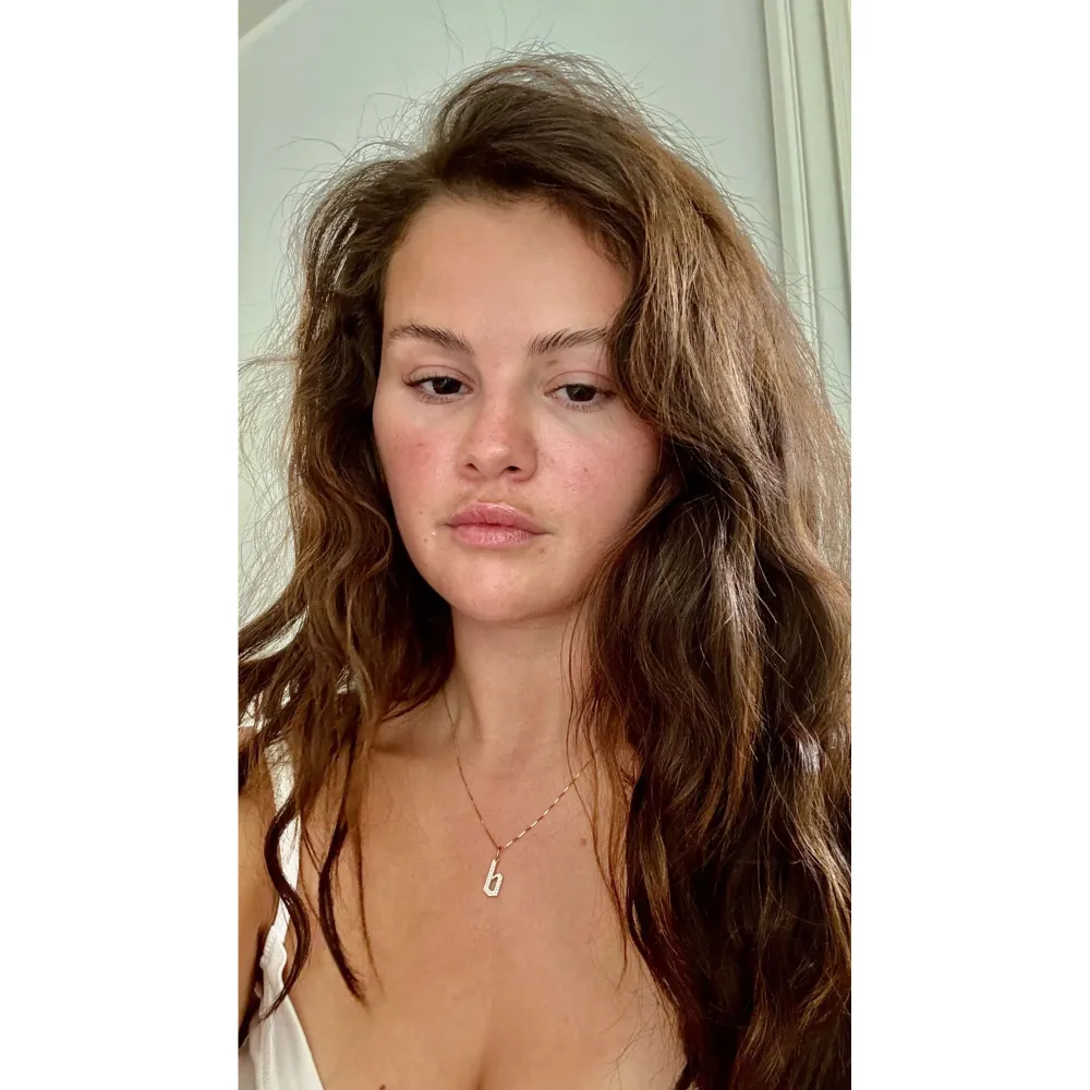 Selena Gomez Is Radiant in Makeup Free Selfie While Wearing &lsquo;B&rsquo; Necklace for BF Benny Blanco