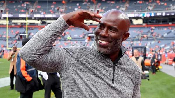 United Airlines Apologizes to Former NFL Star Terrell Davis for Being Put on No Fly List