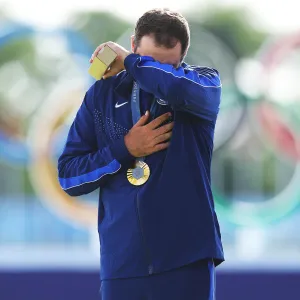 Scottie Scheffler cries with wife and bb at Olympics