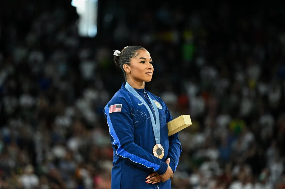 La medallista de bronce de EE. UU., Jordan Chiles, posa durante la ceremonia del podio para el evento de ejercicio de suelo de gimnasia art&iacute;stica femenina de los Juegos Ol&iacute;mpicos de Par&iacute;s 2024 en la Arena Bercy en Par&iacute;s, el 5 de agosto de 2024. (Foto por Gabriel BOUYS / AFP) (Foto por GABRIEL BOUYS/AFP via Getty Images)