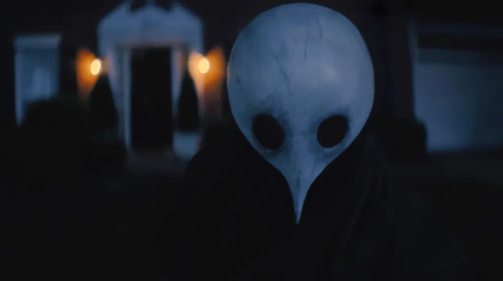 Everything to Know About Julie Bowen and Anna Camp s Spooky Satanic Panic Peacock Series Hysteria 181