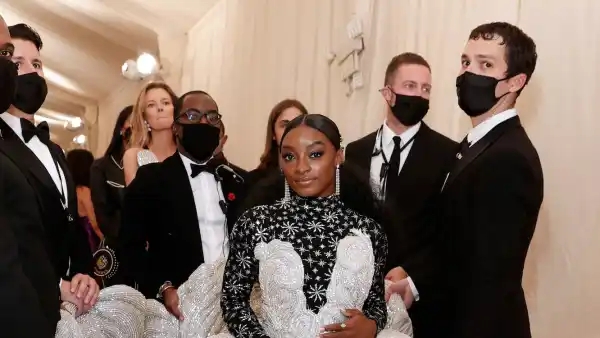 Simone Biles’s Fashion Struggles: Sabrina Carpenter and Kristen Bell Relate to Short Girl Problems