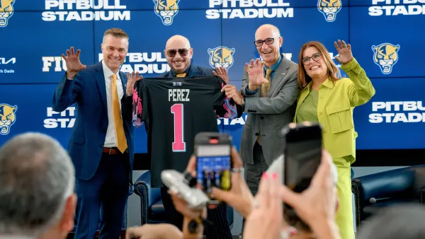 Scott Carr, Pitbull, Kenneth Jessell, y Lucy Benedetti en FIU, Miami, Florida.