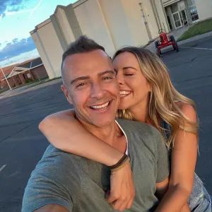 Joey Lawrence s Estranged Wife Samantha Posted Cryptic Message About Loss Before Filing for Divorce 075