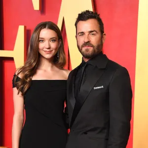 Justin Theroux and Fiancee Nicole Brydon Bloom s Relationship Timeline 380