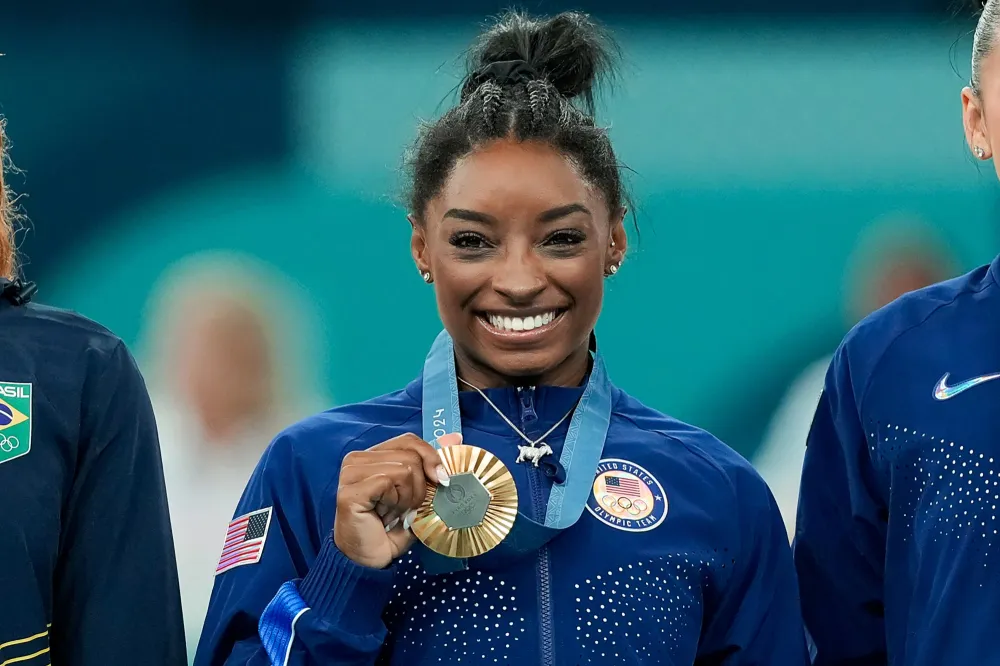 Simone Biles debuta un deslumbrante collar de cabra con 546 diamantes tras ganar la medalla de oro en los Juegos Ol&iacute;mpicos, GettyImages 2164205986 538