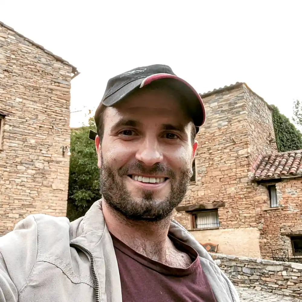 &lsquo;Elite&rsquo; Star Julian Ortega Dead at 41 After Collapsing on Beach Reports