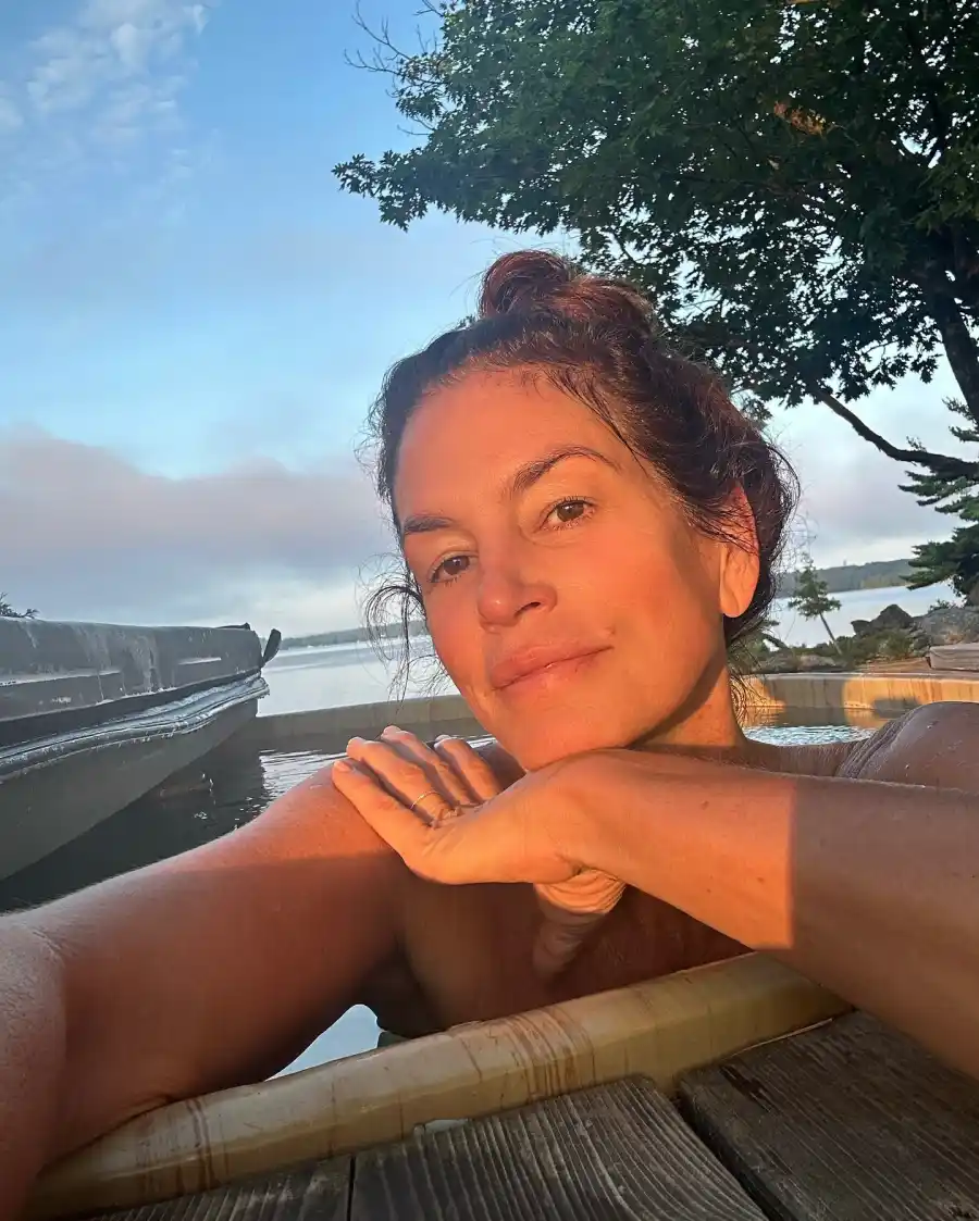 Cindy Crawford The Best Makeup Free Moments of 2024