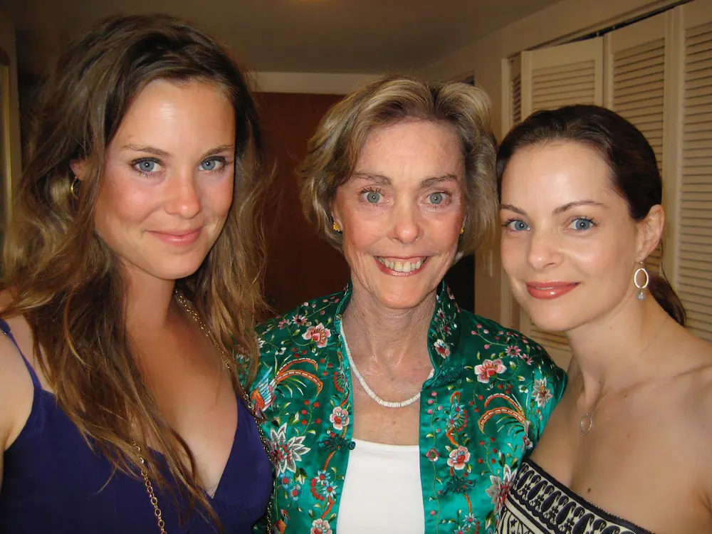 Ashley Williams&rsquo; &lsquo;Falling Together&rsquo; Pays Tribute Her Late Mom &mdash; And Has 3 Hallmark Stars Easter Eggs