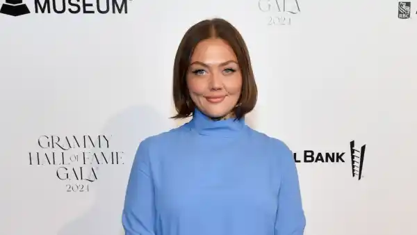 Elle King Says She s the Best Version of Myself Now After Drunken Dolly Parton Tribute Performance