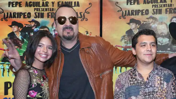 Ángela Aguilar, Pepe Aguilar y Christian Nodal