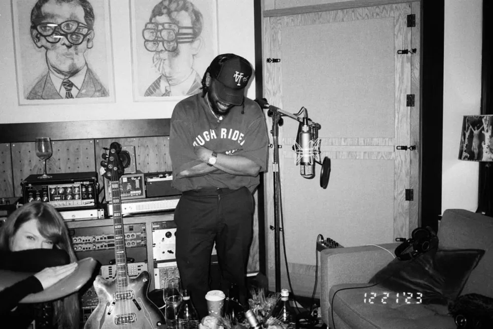 Jack Antonoff alimenta teor&iacute;as con foto de Taylor Swift en el estudio 2