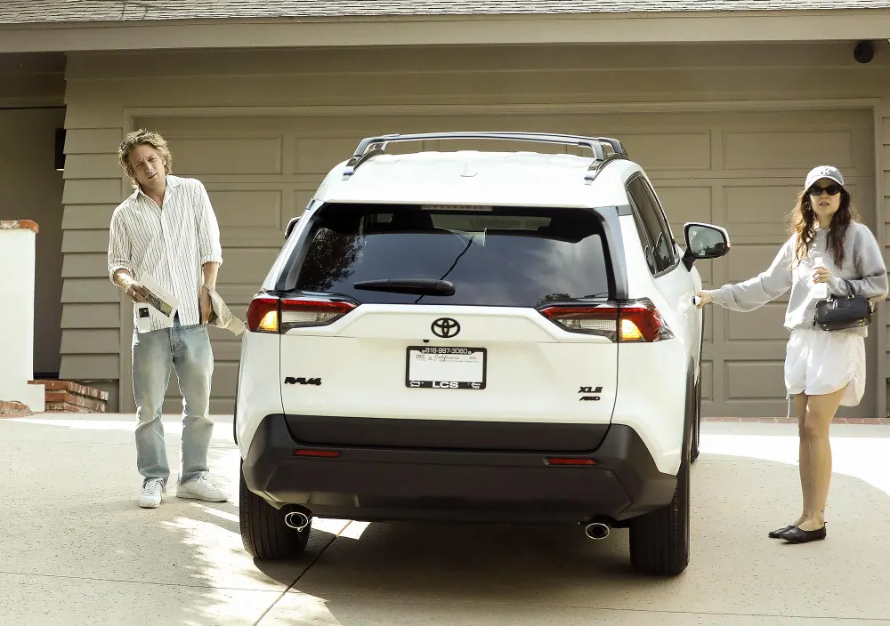 Jeremy Allen White fotografiado besando a la coprotagonista de The Bear Molly Gordon