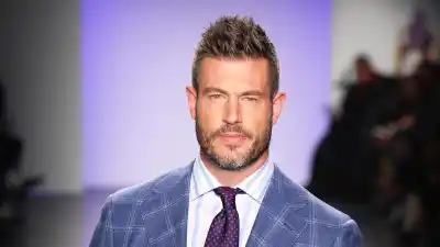 Jesse Palmer Analyzes Love Life of Football Fan on Broadcast