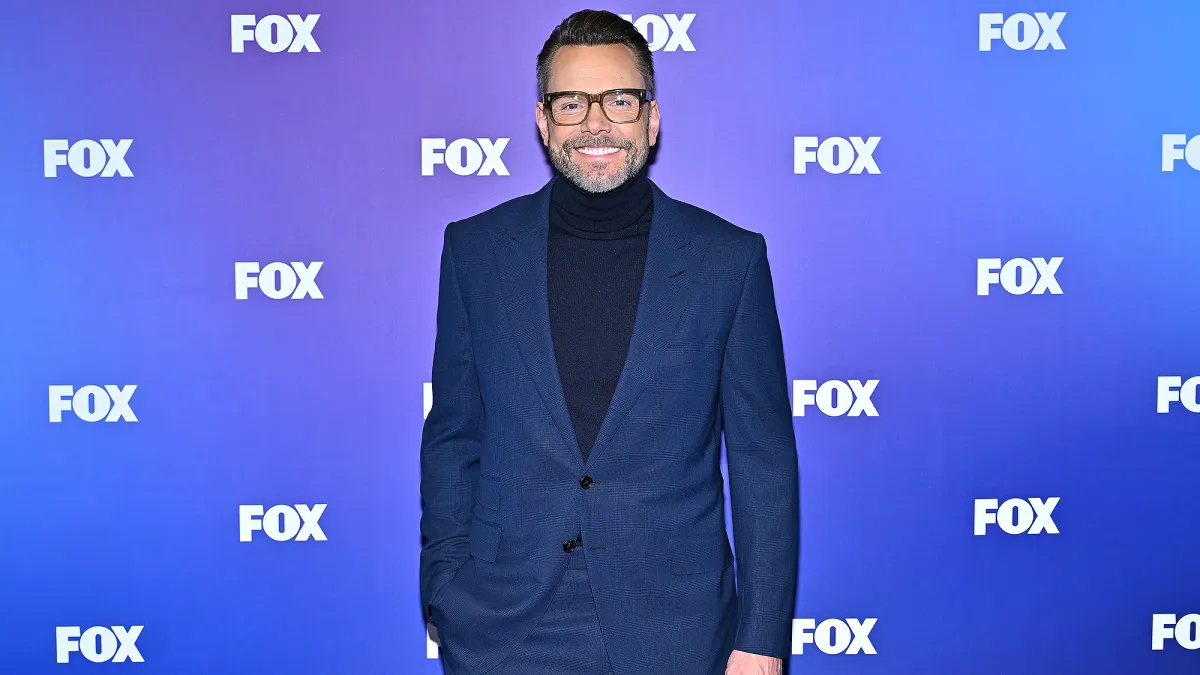 Joel McHale Left His Apple Watch on a Plane, Lets People Have 3 Guesses for Passcode