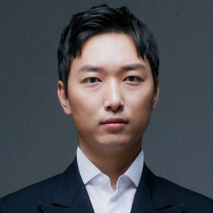 World&rsquo;s Smartest Man Believes the Higher Your IQ, the Greater Your Need For Gossip