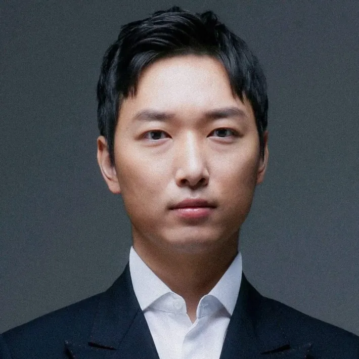 World&rsquo;s Smartest Man Believes the Higher Your IQ, the Greater Your Need For Gossip