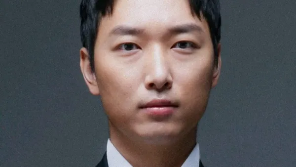 World’s Smartest Man Believes the Higher Your IQ, the Greater Your Need For Gossip