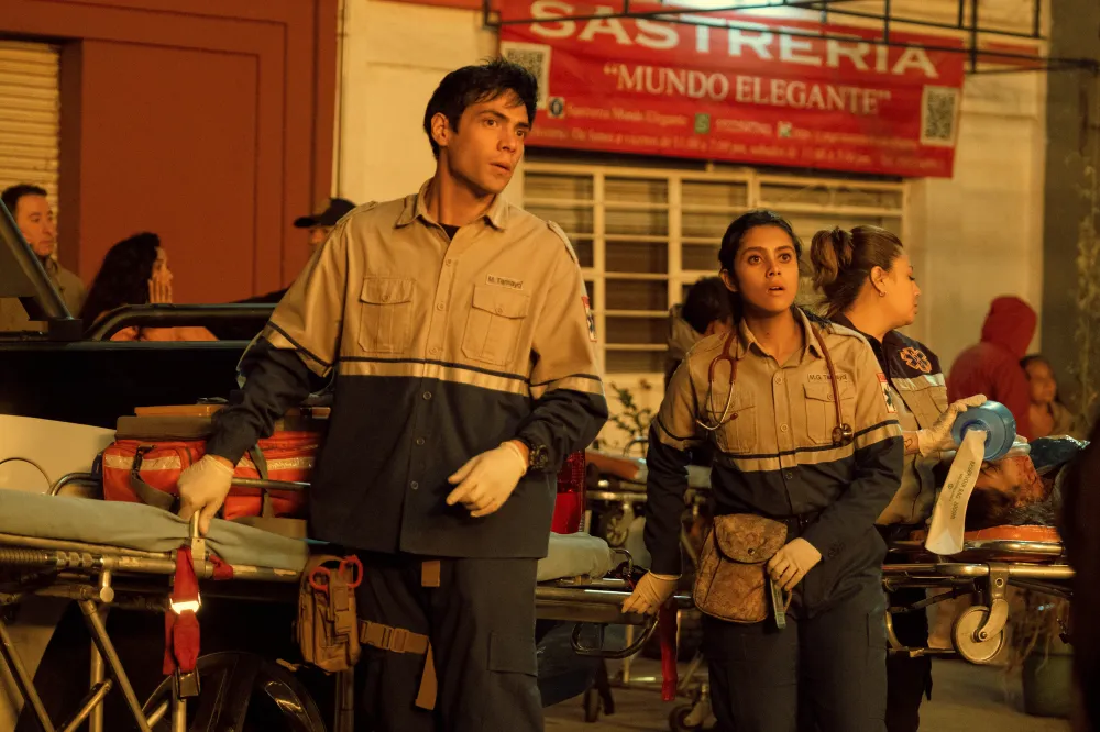 Diego Calva y Renata Vaca en "Midnight Family"