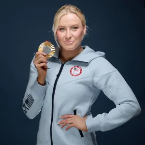 Paralympic Swimmer Jessica Long Wins Gold in Same Event 20 Years Later