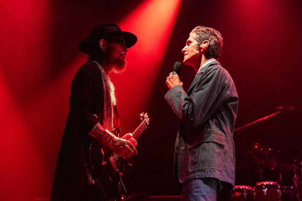 Perry Farrell Punches Bandmate Dave Navarro During Jane&rsquo;s Addiction Reunion Concert
